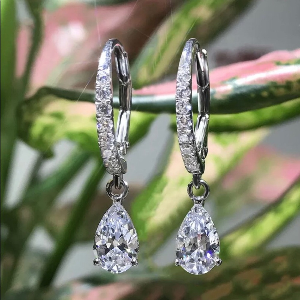 🌹✅925 silver plated white Sapphire drop earrings.